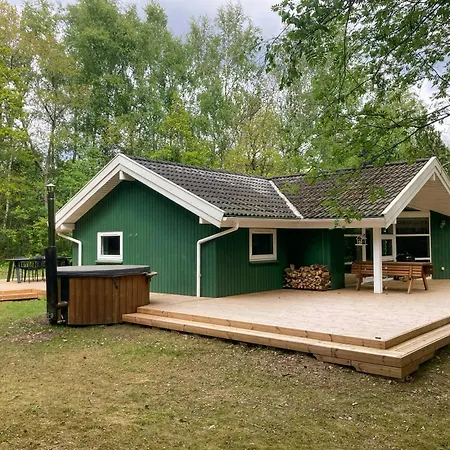 Virksund With Grounds And Hot Tub Højslev
