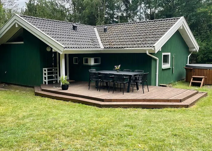 Virksund With Grounds And Hot Tub * Højslev